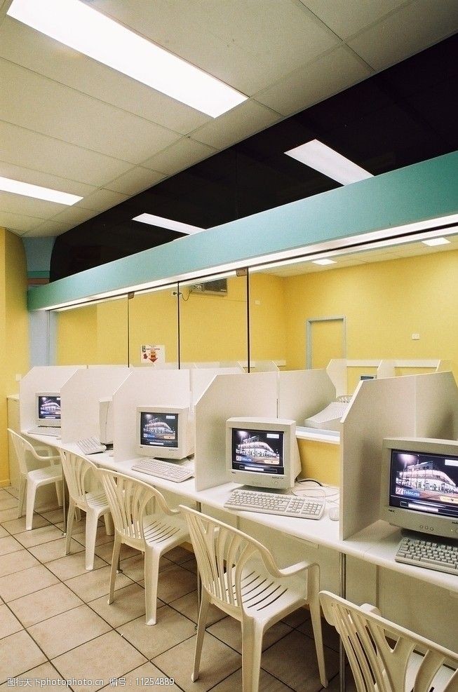 时光的记忆 老式电脑房里的计算机图像